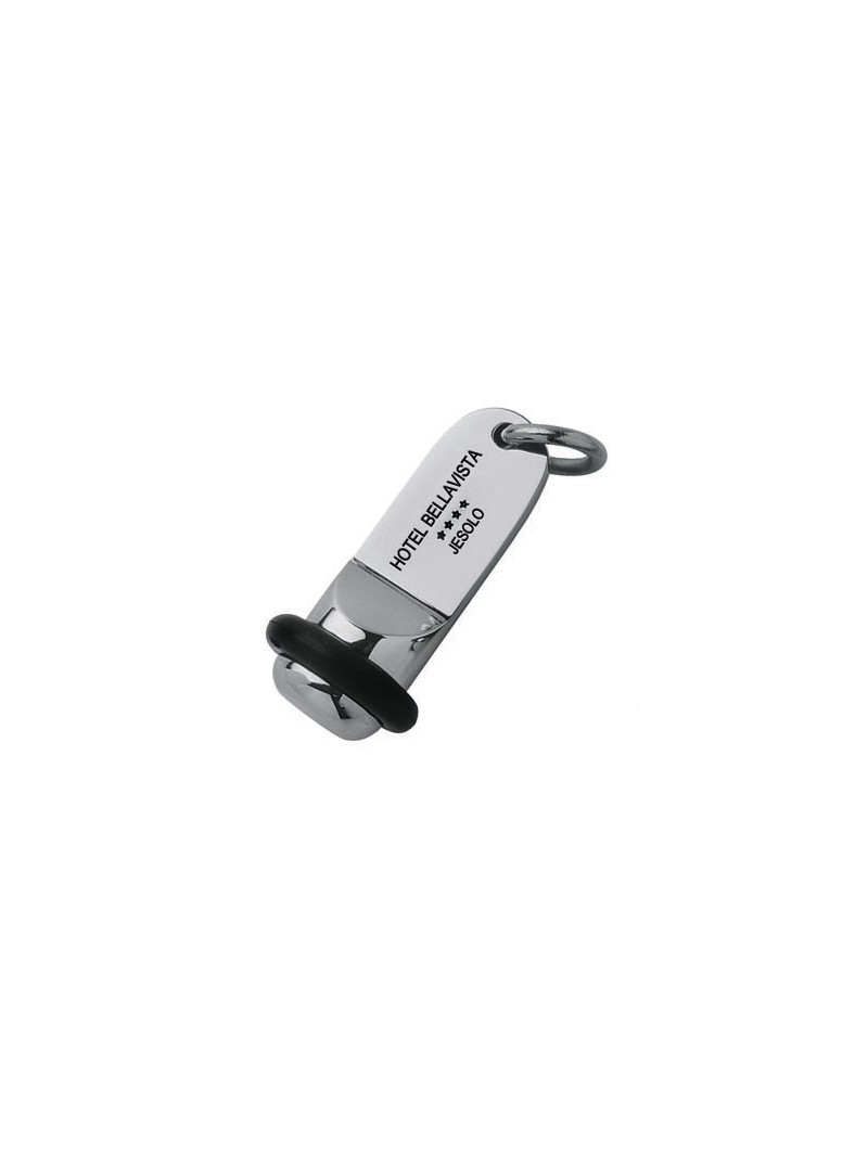 Portachiavi in ottone, scritte e numeri incisi e
colorati. Dim.: l 2,5 x h 7 cm