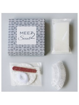 MEET 2 SCENT Cardbox gift box with a shower cap, vanity set and shoe sponge.